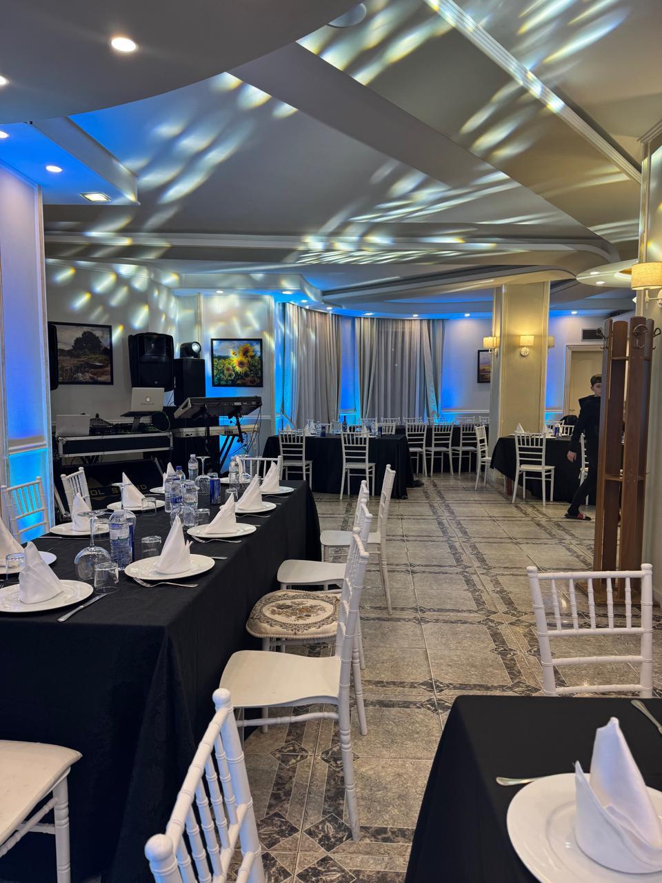 Interiori i Restorantit Alpin me pamje malore